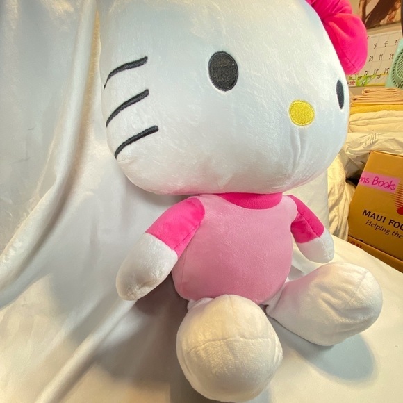 Hello Kitty extra large 20” stuffie, plushies.In like new condition - Picture 6 of 10